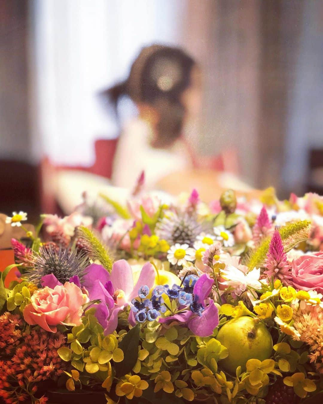 彩星りおんさんのインスタグラム写真 - (彩星りおんInstagram)「美しい花たちがお部屋を華やかに彩ってくれています☺️ 癒しをありがとうございます💓﻿ ﻿ Thank you for the flowers!!!💐 ﻿ I’m enjoying the beauty of them ;)﻿ ﻿ #flowerpic #癒し #パワー充電中」8月27日 19時57分 - rion.ayahoshi