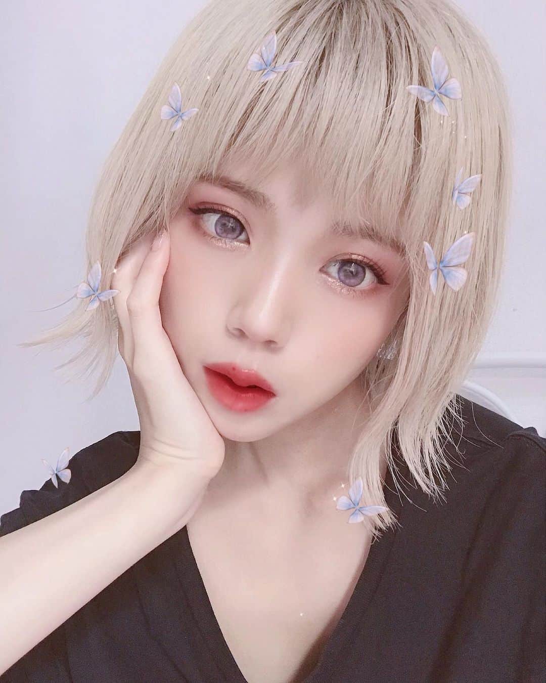 のインスタグラム：「🦋 これで生きたいな、顔はどうにかするから常に蝶々舞っててほしい ﻿ ﻿ ﻿ ﻿ #selfie #me #makeup #blonde #blondehair #goldhair #japanesegirl #金髪 #金髪ボブ #ハイトーン #ハイトーンカラー #ブランド #ブリーチ #ブリーチカラー #ハナエ #HANAE」