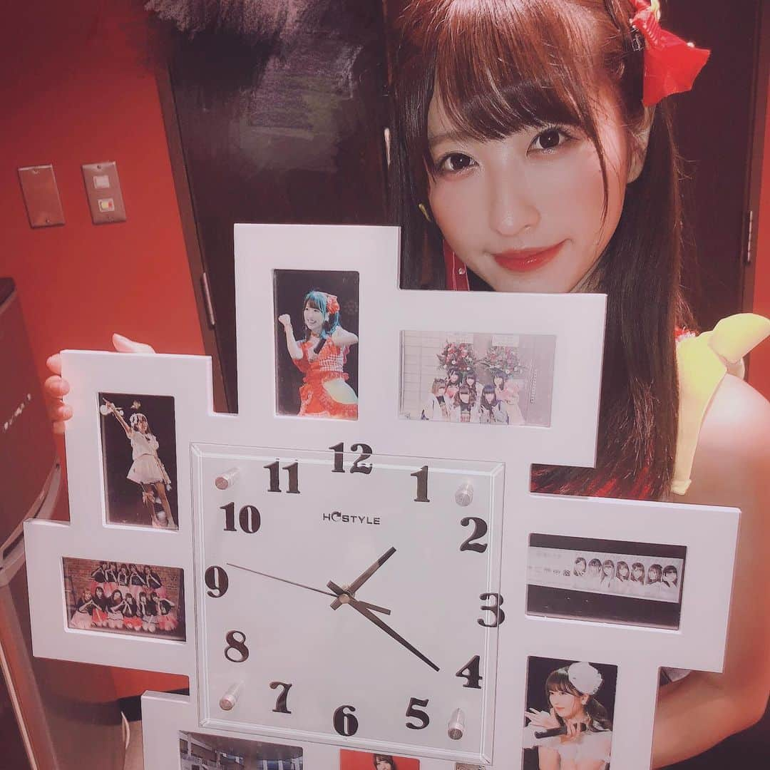 小桃音まいさんのインスタグラム写真 - (小桃音まいInstagram)「. . ツアーファイナル. BDカウントダウン. ありがとうございました❤︎. . 深夜に会えるの新鮮で楽しかったね(*´-`). 最高の思い出になりました。. . . #birthday #birthdaypresent #birthdaycake #birthdaysurprise #mybirthday #happybirthday #idol #live #小桃音まい #アイドル #お誕生日  #誕生日プレゼント #バースデー #誕生日ケーキ #時計 #花束 #ケーキ #パジャマ #red #カウントダウン #instagood #instafashion #instalove #instalike #followforfollowback #japanesegirl #夏 #幸せ」8月27日 19時59分 - kotonemai0824