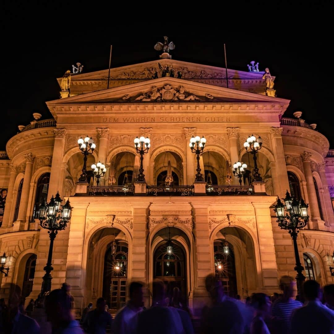 ルフトハンザさんのインスタグラム写真 - (ルフトハンザInstagram)「Contrasting colors – Frankfurt’s lit up opera stands out against the pitch black sky. Even at night it’s a popular setting area for people. #Lufthansa #FlyToFrankfurt」8月27日 20時01分 - lufthansa