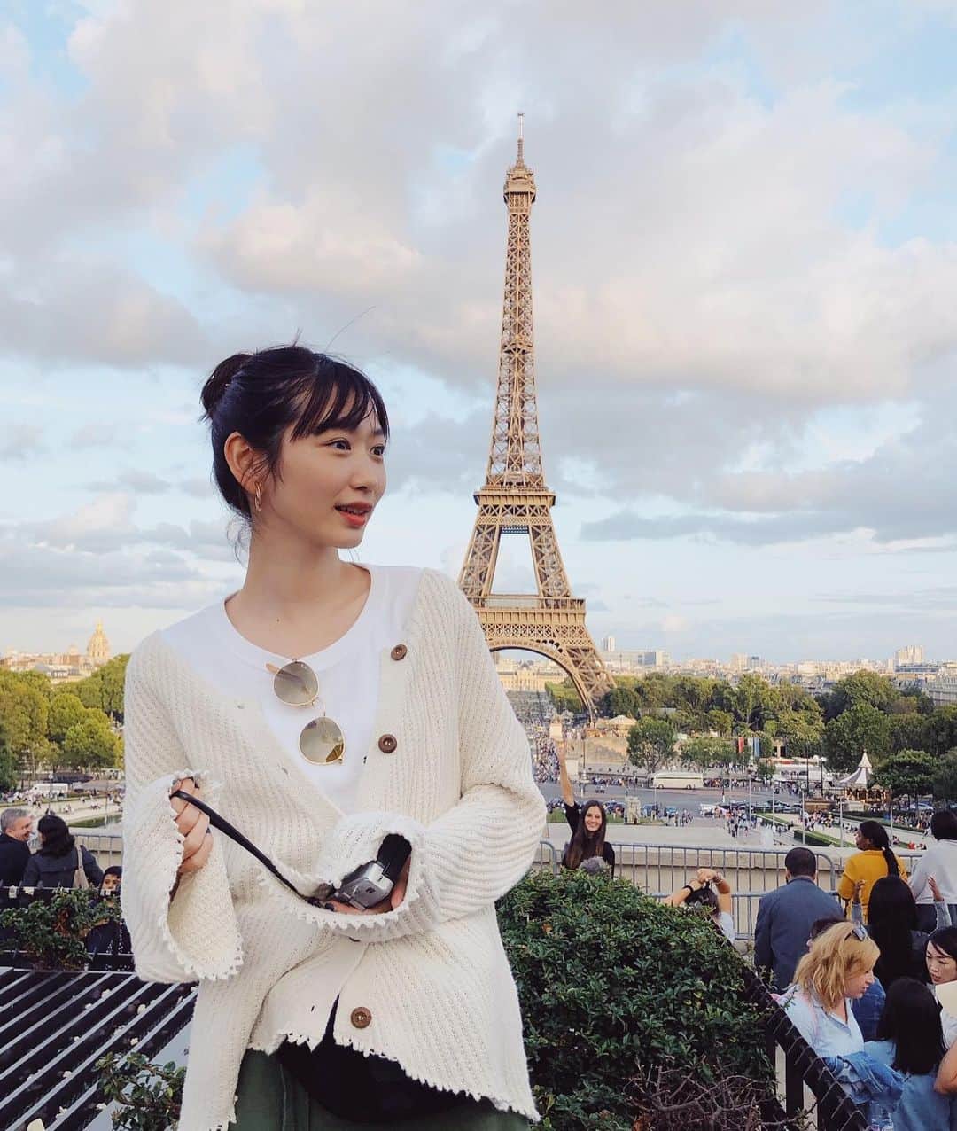 岡本夏美さんのインスタグラム写真 - (岡本夏美Instagram)「ついてすぐ、エッフェル塔を観に行って あぁ、パリについたんだ私って、 本当に一人で来れたんだった、て、なんか、 ホッとした瞬間でした。  そしてこの写真 数少ない パリでの私がうつった写真です。 笑  自分で撮ったものもあるんだけど、 なんせ、自撮りをあまりしないもんで 全て真顔で、あまり お見せできるようなものではないのです笑 一人旅あるあるなのでしょうか。。 この写真は、 パリで出会ったChloe"クロエ"という 女の子に撮ってもらいました。 なんと同い年でした！ 日本語もお上手で。 仲良くなれて嬉しかった。 パリに友人ができました。へへん  #岡本パリの旅」8月27日 20時10分 - okamoto_natsumi