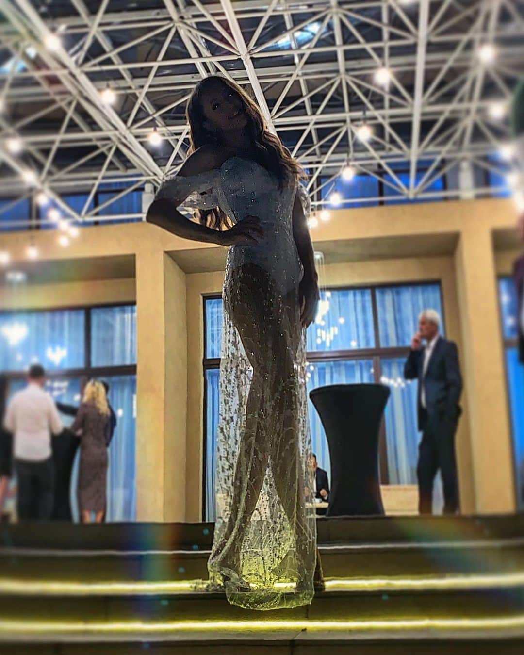 ラリサ・ヨルダケのインスタグラム：「Be - don't try to become '✨ • My lovely dress by @kikidumitrescu ❤️✨」
