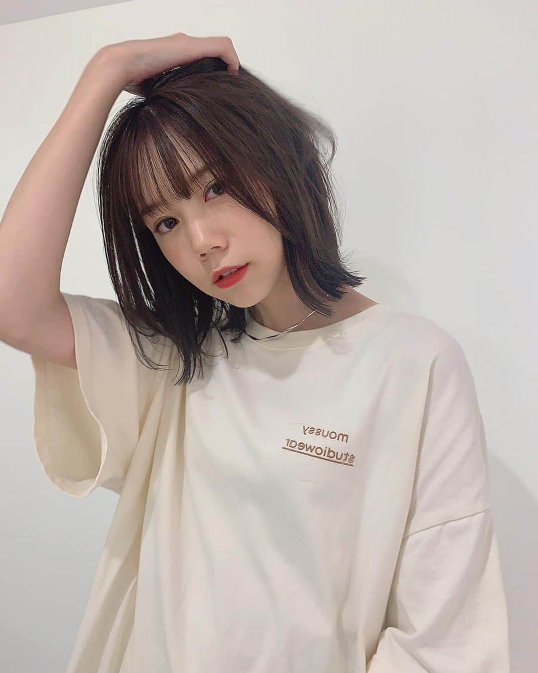 千田麻実のインスタグラム：「SHIMA aoyama さんにて。⠀ ⠀ レイヤーボブ&髪色少し暗くしました👩🏻‍🦰♡ @risa_atami さん いつもありがとうございます！⠀ ⠀ #明るいのとどっちがすき？⠀ #髪がTシャツに張り付き問題」