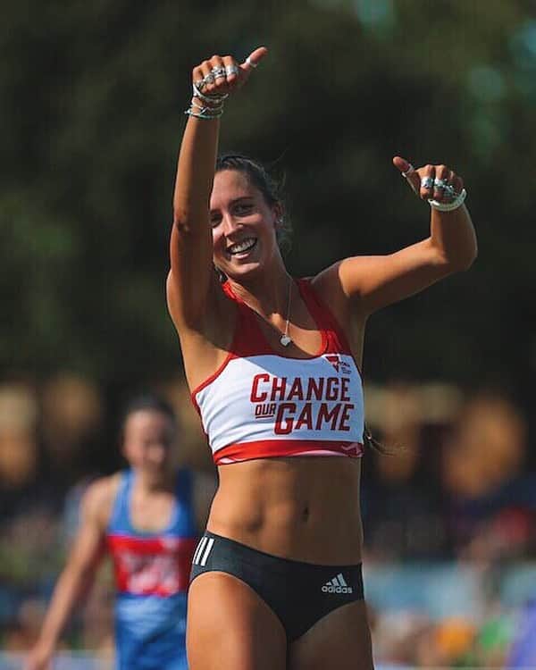 Maddie COATESのインスタグラム：「Do what you love and what makes you happy it’s okay to put yourself first, #changeourgame! #smileuniversally」