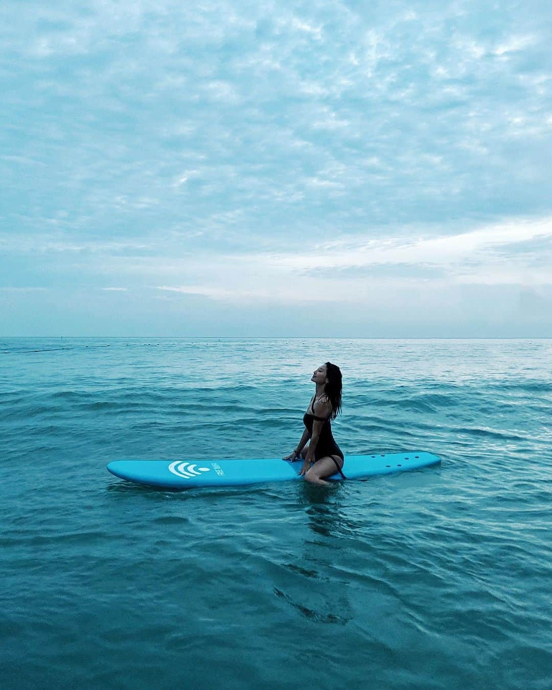 Icumi Oohamaさんのインスタグラム写真 - (Icumi OohamaInstagram)「surfing. . 今年の夏は生まれて初めてサーフィンを. 教えてもらいました☺︎. でもでも全くセンスがなくて、めちゃくちゃ波に. のまれまくって、化粧もボロボロで子供達に負けないくらい. はしゃいでめちゃくちゃ面白かったなぁ〜☺︎. 子供の頃、雨の日の水たまりで泥だらけになって遊ぶかのような気持ちは一生持ち続けたい❤︎. . #surfing #freewifi」8月27日 20時07分 - icumi___