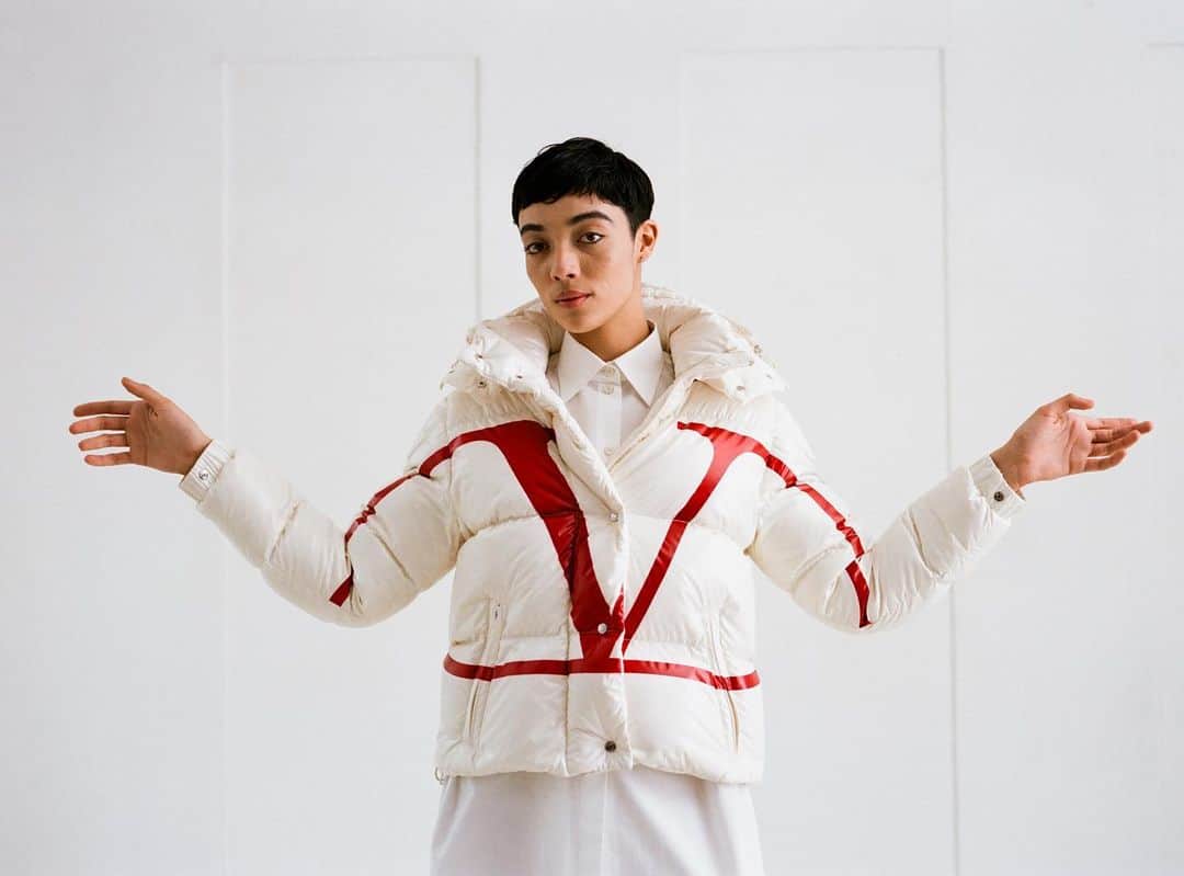 Valentinoさんのインスタグラム写真 - (ValentinoInstagram)「In @them_magazine’s Valentino special issue, a #VLOGO down jacket made in collaboration with @moncler is shot by @rita_lino」8月27日 20時07分 - maisonvalentino