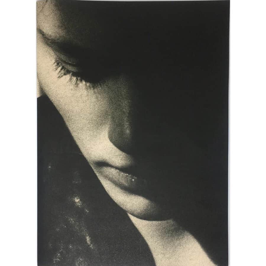 Fashion Headlineのインスタグラム：「【ART&CULTURE】 ブックショップShelf(@shelf_bookshop )がレコメンドする一冊📕 プロスケーターから写真家に転身したクエンティン・デ・ブリエの作品集『Thank you for your business Ⅱ』。 . @fashionheadlinejpn サイトで公開中✒︎ . @quentindebriey  #Shelf #art #photography #Thankyouforyourbusiness #QuentindeBriey #YVONLAMBERT #イヴォンランバート #フォトグラファー #スケーター #クエンティンデブリエ」