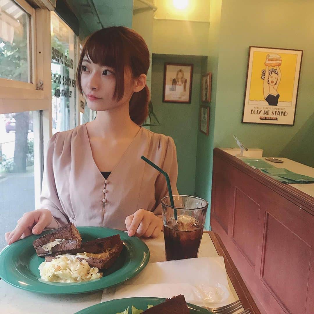 百瀬ひとみのインスタグラム：「夏休み中の妹が東京に遊びに来た~~ ここすごく美味しかった( ᷇ᵕ ᷆ ) 私はブルーチーズとかオレンジとか牛肉が入ってるやつにした~~~( ᷇ᵕ ᷆ )  #buymestand  #渋谷 #久々に自分載せる」