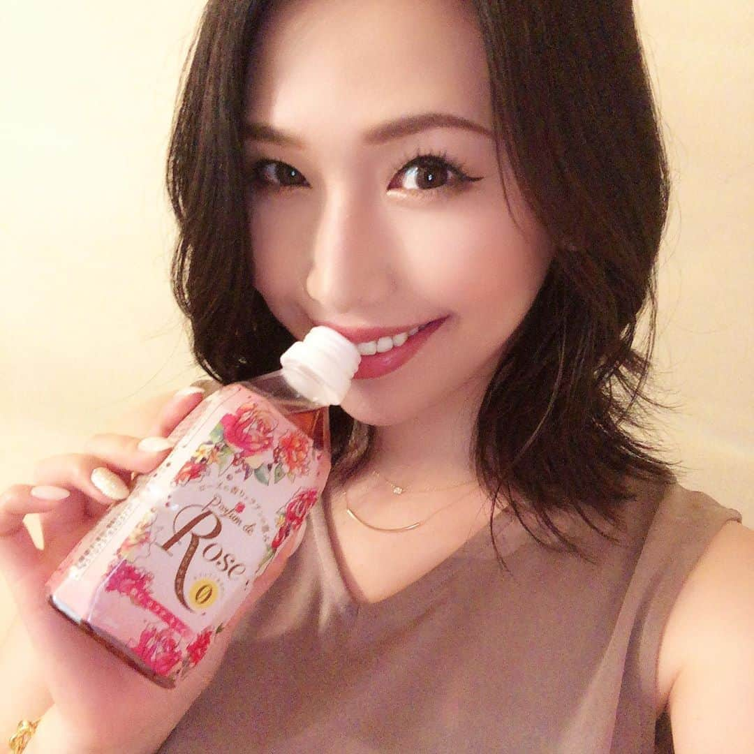 佐山愛のインスタグラム：「❤︎ ・ 紫外線によるお肌のダメージ対策✨ ・ 美白効果・抗酸化作用・抗糖化作用 に優れたローズティー☕️🥀 ・ 最近お気に入りなの♡ ・ ・ #パルファンドローズ #ローズティー #美白 #美肌 #抗酸化作用 #抗糖化作用 #紫外線ケア #シミケア」