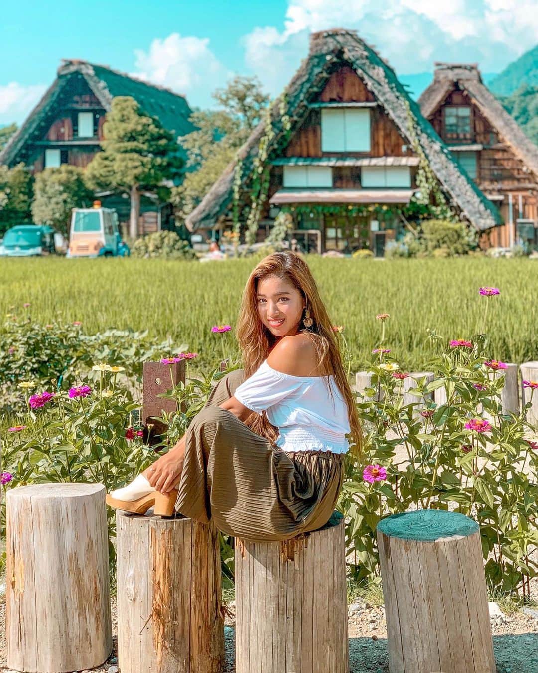 のインスタグラム：「ずーっと行ってみたかった岐阜にある白川郷！ 河沿いにある、美しい集落でした💫💫 . 今も実生活で使われている合掌民家は、なんと世界遺産！ のどかな風景と独特な雰囲気が本当に素敵で、一瞬で好きになった場所😘✴︎ . #飛騨 #飛騨夏 #白川郷 @girl_license」