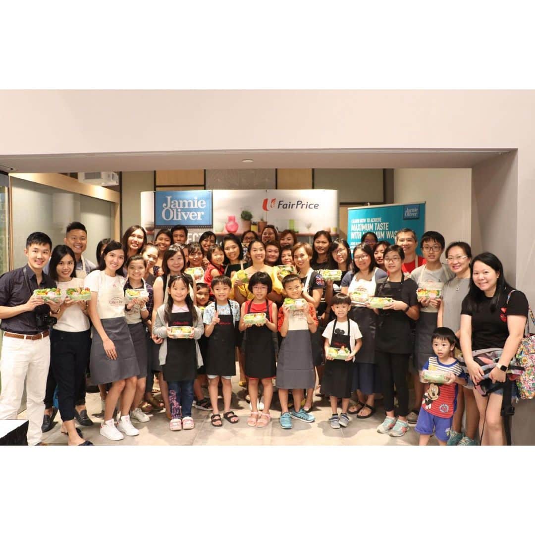 Little Miss Bento・Shirley シャリーさんのインスタグラム写真 - (Little Miss Bento・Shirley シャリーInstagram)「Wrapped up the weekend teaching bento workshop at FairPrice Xtra VivoCity to a wonderful group of people!  Thank you for taking part in the FairPrice x Jamie Oliver Loyalty Programme contest, really proud of all the cute lunchboxes that everyone made!  I really enjoy cooking fresh and creating these cute bento with Jamie Oliver products. Come redeem yours now until Oct 9, 2019.  @fairpricesg @finestfoodsg #JamieOliverProgramme」8月27日 20時09分 - littlemissbento