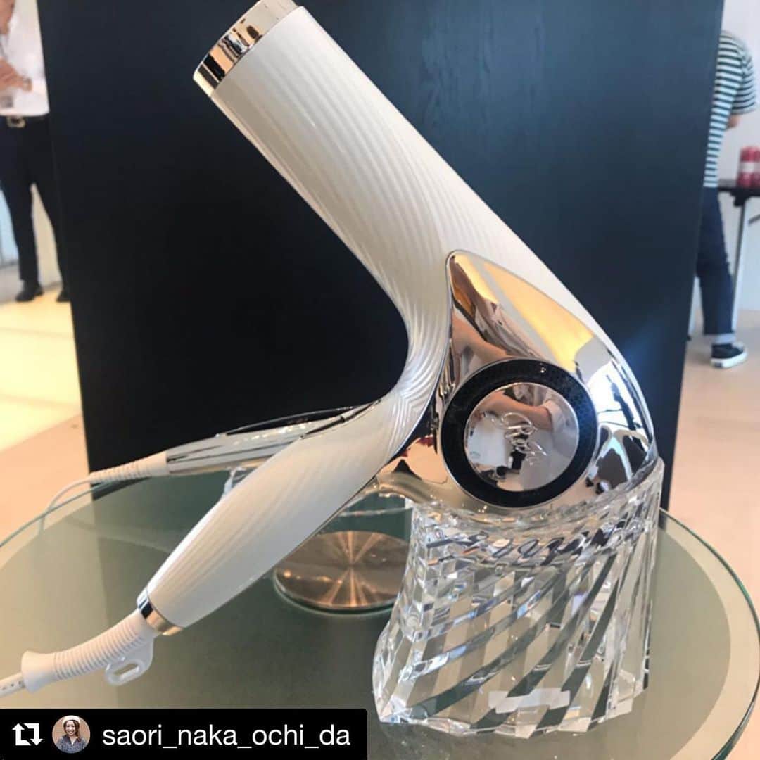 Yuta Misumiのインスタグラム：「#Repost @saori_naka_ochi_da with @get_repost ・・・ 昨日のストーリーでもあげましたが 超注目度の高いドライヤーとストレートアイロンが１０月に発売されることになり、ひと足早く現物を見て体験してきました♡  ㅤㅤㅤㅤㅤㅤㅤㅤㅤㅤㅤㅤㅤ このスタイリッシュなデザイン コロコロで有名な#ReFa の新商品です😍 ㅤㅤㅤㅤㅤㅤㅤㅤㅤㅤㅤㅤㅤ どちらの製品も 独自のテクノロジーで髪の水分量を保ちながら綺麗な髪に導いてくれます✨  とにかくなんだか凄いみたいです！！😳 ㅤㅤㅤㅤㅤㅤㅤㅤㅤㅤㅤㅤㅤ 髪のダメージを気にされる方 あまり時間はかけられないけど、綺麗にしたい方  には特におススメです✨ ㅤㅤㅤㅤㅤㅤㅤㅤㅤㅤㅤㅤㅤ 詳しくはブログにしましたので、お店のブログをご覧ください☆ ㅤㅤㅤㅤㅤㅤㅤㅤㅤㅤㅤㅤㅤ 発売は１０月です✨  #ドライヤー #ストレートアイロン #リファ #ヘアケア #コスメ #美容 #beauty」