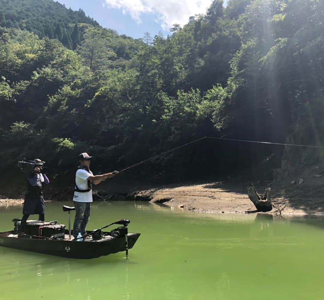 清水盛三さんのインスタグラム写真 - (清水盛三Instagram)「昨日、今日と釣りビジョンのバーニング帝国のロケでした🎥 昨日は快晴無風☀️ 今日は曇りのち雨☔️ 今回は番組記録更新です‼️ オンエアーお楽しみに📺 ・ ・ ・ #釣りビジョン #fishingvision ・ #バーニング帝国 #burningempires ・ #エバーグリーン #evergreen ・ #ベイトブレス #baitbreath ・ #日産 #nissan #ブラックバッファロー ・ #ガッツさんミチくんありがとう😊 ・ #楽しい二日間でした✨ ・ #また早く釣りが行きたい🎣」8月27日 20時13分 - morizo_shimizu