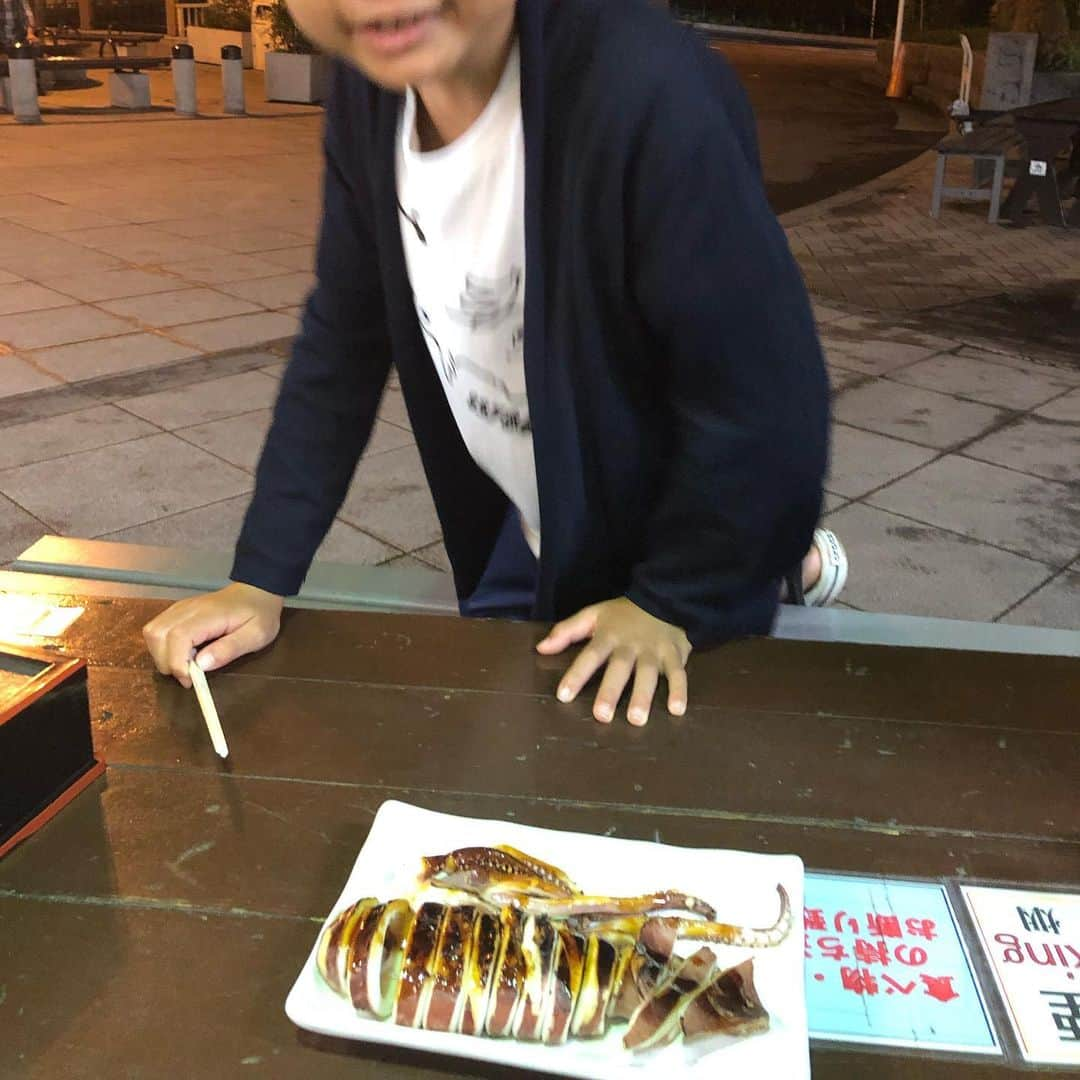 甘糟記子さんのインスタグラム写真 - (甘糟記子Instagram)「夕飯を食べ終わる頃には外も暗くなり、灯篭が綺麗(๑˃̵ᴗ˂̵) 虫の音も素敵で、なんか夏と秋の間って感じがしました( ^ω^ )  帰り道息子殿が、もう一つ食べたいものがあったんだよね、、 って言うので、何食べたいの？と聞いたら、イカの丸焼きですと！！（笑）  さっきお腹いっぱいって言ってたのに！  結局本当にイカの丸焼きも食べて（笑）  夜の江ノ島もいいですね☆*:.｡. o(≧▽≦)o .｡.:*☆ #江ノ島灯篭#江ノ島#灯篭#夜景#灯台#息子殿姫#息子殿#姫#イカの丸焼き#食いしん坊#散歩#湘南#夜の散歩#夜の江ノ島#japanese#enoshima」8月27日 20時14分 - norihey924