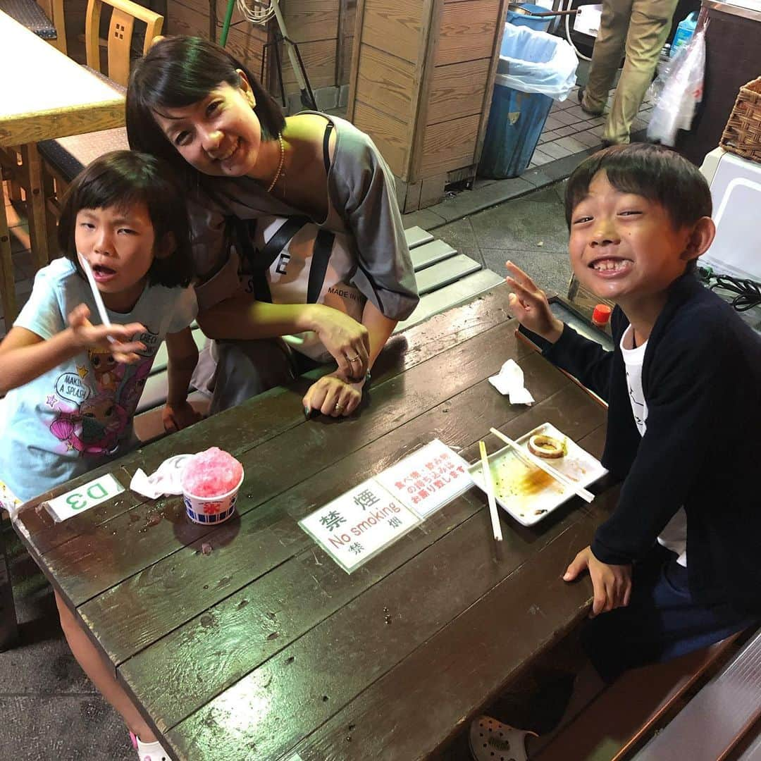 甘糟記子さんのインスタグラム写真 - (甘糟記子Instagram)「夕飯を食べ終わる頃には外も暗くなり、灯篭が綺麗(๑˃̵ᴗ˂̵) 虫の音も素敵で、なんか夏と秋の間って感じがしました( ^ω^ )  帰り道息子殿が、もう一つ食べたいものがあったんだよね、、 って言うので、何食べたいの？と聞いたら、イカの丸焼きですと！！（笑）  さっきお腹いっぱいって言ってたのに！  結局本当にイカの丸焼きも食べて（笑）  夜の江ノ島もいいですね☆*:.｡. o(≧▽≦)o .｡.:*☆ #江ノ島灯篭#江ノ島#灯篭#夜景#灯台#息子殿姫#息子殿#姫#イカの丸焼き#食いしん坊#散歩#湘南#夜の散歩#夜の江ノ島#japanese#enoshima」8月27日 20時14分 - norihey924