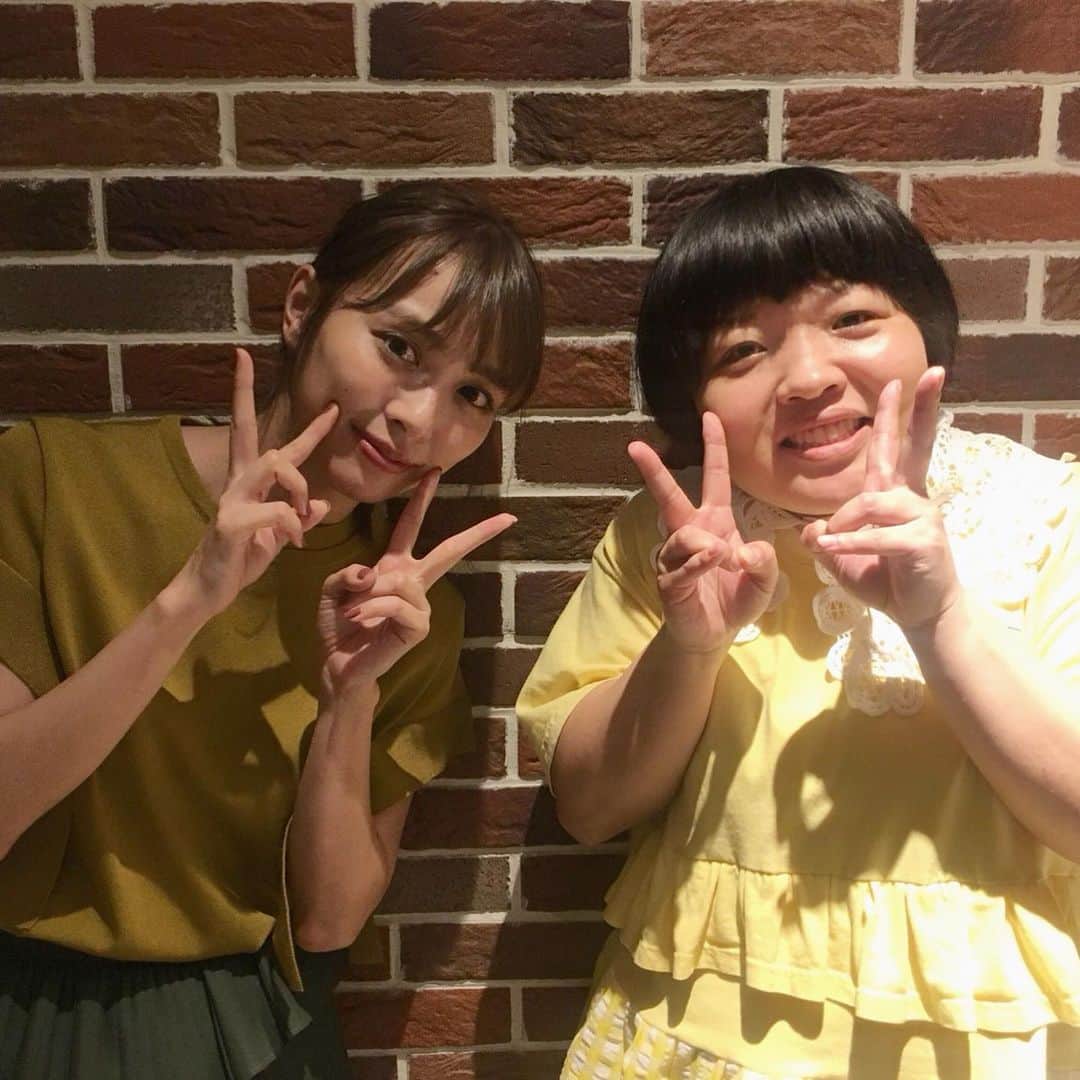 おかずクラブのインスタグラム：「昨日の帰れま10見て頂いた方ありがとうございます😊 お久しぶりです。オカリナでございます。 おっさんずラブの方々最高に幸せな時間をありがとうございました！  田中圭さん おしゃれでカッコよくてスタイリッシュで賢そうで、はるたんとは全然違うけど笑うとはるたんみたい  吉田鋼太郎さん ダンディで渋くてカッコよくて部長を彷彿とさせる瞬間もあるし  だーりおさん 可愛くて優しくて、ちずっぽさもある  沢村さん セクシーでかっこよくて狸穴さんぽさもあった  志尊さん 美しくて可愛くて食べ物食べた後の素直な反応や末っ子っぽい感じがジャスティスみたいだった。  林遣都さんだけは、髪型も違うし誠実な感じはするけど、一欠片も牧じゃなくて驚きました。  私のワガママと皆さんのサービス精神と優しさでドラマの1シーンを再現して頂きました。田中圭さんと林遣都さんだと思ってたけど、あのシーンを見たら本当に2人が牧とはるたんで感動して泣いてしまいました。 役者さんて凄い。忙しい中の長時間撮影でも嫌な顔せず、喜んでくれるならと無茶なお願いも聞いて頂いて、私たちが好きになった世界と演じた方、関わった方々は素敵で、おっさんずラブに出会えて、同じ時代を生きれて本当に幸せです。  普段の私と違い異常な熱量に引いてる方もいるかもしれませんが、本当に面白くて素晴らしい作品ですので見てほしいです。連ドラも色々な媒体で無料で見れたりもするので是非ご覧下さい。  劇場版おっさんずラブ〜LOVE or DED ドラマを見てからの方がより面白いのは確かですが、未見の方にも分かりやすく作られておりコメディ要素や映画ならではのスケールで是非、映画館で見てほしいです。 おっさんずラブというタイトルで敬遠されてる方、1人だと映画館に行きづらい方、行くか迷ってる方全員にオススメ出来る素晴らしい作品になっています。1人でも友達とも恋人とも家族とも見てほしいです。 とても良い役で、ゆいPも出ています。私は関係者でも何でもなくただ好きなだけですが、この世界にいる人全員に見てほしいと思っています。見なくても人生損はしないけど、もっと幸せになれる作品です。暑苦しく長文になり申し訳ないです。  写真は、だーりおさんと2枚目は貴島さんと撮って頂きました。会えて嬉しかったです。  #おっさんずラブ  #劇場版おっさんずラブ〜LOVE or DED  #帰れま10  #ゆいP」