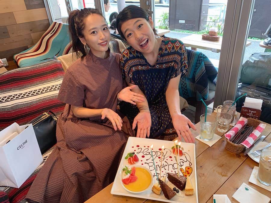 近藤千尋のインスタグラム：「なっちゃんのお祝い🎂 やっとできた~❤️🥰 お誕生日おめでとう🎁✨ いつもありがとう‼️‼️‼️ お互い仕事前に朝からモーニング 食べてなんて充実した日だ🌞🌈 #なっちゃん6時半起き #十愛ちゃんより早起き 笑 #ボンダイカフェ」