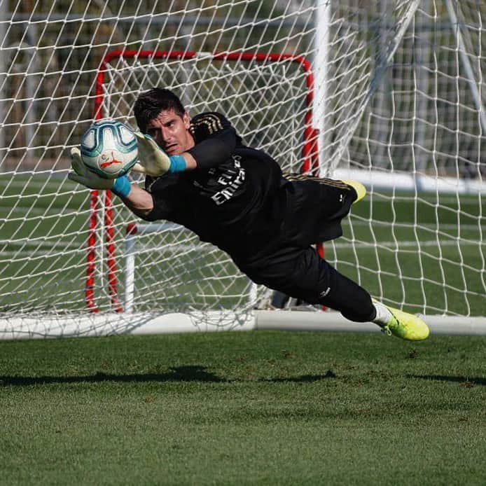 ティボ・クルトゥワのインスタグラム：「Keep fighting 🙌🏻 #HalaMadrid」