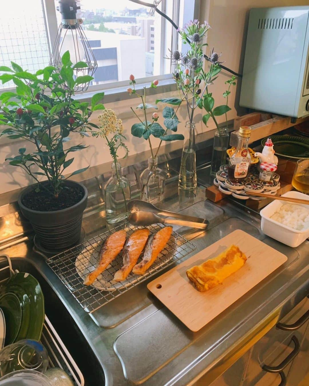 蓮沼千紘さんのインスタグラム写真 - (蓮沼千紘Instagram)「キッチン事情が続きます。👩‍🍳🔪. . お弁当を作るときに卵焼きだけ切りたいとかナンピザするときにソーセージとピーマンだけカットしたいとか、これだけのために大きなまな板洗うの面倒だなってシーンが多くて。 小さいサイズのカッティングボードを探していました。 フルーツだけカットしたいとかね。  和食材にも洋食材にも合うボードが良くて、 流行りのチーズやパンのカッティングボードはなし。 結構いろんなタイプをリサーチして、横長なデザインも気に入ってこちらに。 ちゃっと切ってさっと洗って。 ありがたい存在です。 嶋津くんはこれに寿司を握ってのせて食べたいそうです。🍣 まぁそんなのもありかもねぇ。  #kitchen #cooking」8月27日 20時29分 - knitchihiro