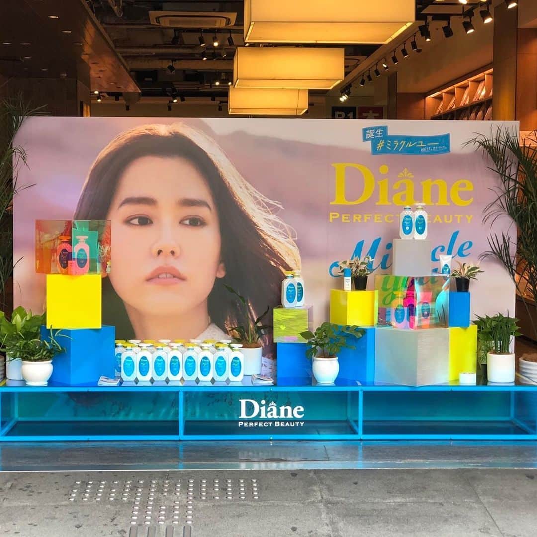 モイストダイアンのインスタグラム：「ダイアン全シリーズがお試しできるポップアップが大阪TSUTAYA EBISUBASHI にてOPENしてます♪ パウダールームでいろんなダイアン試してね💖﻿ ﻿ SNSキャンペーンも実施中✨是非ご参加ください🥰詳細は１個前の投稿をみてね！﻿ ﻿ ﻿ ﻿ #ダイアン #パーフェクトビューティー #ヘアケア #perfectbeauty #シャンプー #洗い流さないトリートメント #バスタイム #ダメージ補修 #ツヤ髪 #モイストダイアン #アウトバス #アウトバストリートメント #shampoo #ヘアコスメ #新商品 #11ミスト #ヘアオイル #ヘアセラム #ストレートミルク #ドライシャンプー # #カラーキープ #枝毛 #桐谷美玲 #newitem #オーガニック #ギーオイル #ツヤ髪 #プレゼントキャンペーン #プレゼント」