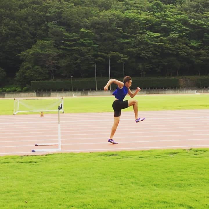 矢澤航のインスタグラム：「* 3+3Hurdles(Int-8.8m) * いつもは中抜きのRun部分が8歩のところを6歩に変更して よりレースに近い感覚でトレーニングしました💨 8歩の場合はインターバルを縮めてインターバルラン重視 6歩の場合はリズムを作って感覚重視 というような違いを持たせて行うようにしています💨 * この1週間強でしっかりと追い込めたので身体はボロボロですが 9/1のレースに向けて疲労をとって よりよい感覚で走れるように頑張ります✊ 3年ぶりのPB狙います！ * #DESCENTE #mizuno #savas #SWANS #110mh #hurdler #hurdlegang #hurdletraining #hurdlenation」