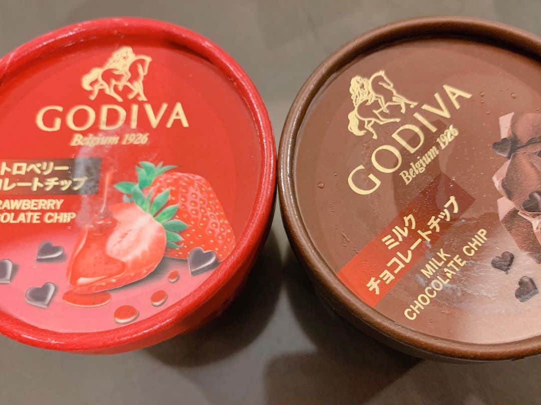 美香さんのインスタグラム写真 - (美香Instagram)「@haruka_iwai はるちゃん ネイルメンテナンスありがとう💅💕 GODIVAのアイス。 チョコレートチップ。うすーいハートなところが 可愛すぎますよね🥰  どちらの味にしようかな？？」8月27日 20時34分 - mikaofficial99