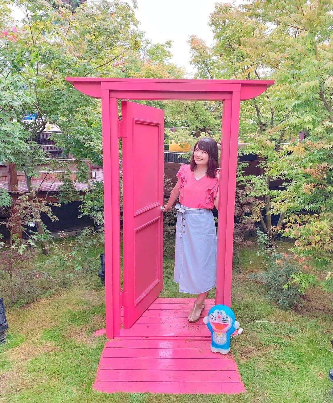 浅井麻里さんのインスタグラム写真 - (浅井麻里Instagram)「🚪🚪﻿ ﻿ どこでもドア〜〜❤️﻿ ﻿ ﻿ 小さい頃からの憧れアイテム！ ドラえもんの﻿どこでもドアで、長崎に来てます✨🚪﻿ (まさかのトップスの色とドアの色かぶった😂笑)﻿ ﻿ ﻿ このコーデのラップデニムスカートは、﻿ 8/4に新しく立ち上がったブランド・﻿ NO.P (@no_p_jp) の🎀﻿ ﻿ 丈感もデザインもタイプ❤️﻿ トップスによってカジュアルにもガーリーにも﻿ いろんなコーデ組めそうだし、﻿ ウエスト部分がゴムだから着心地よき❤️☺️﻿ ﻿ ﻿ 8/31まで10%オフで購入できるクーポンコード﻿ いただいたので、興味ある人は使ってね✨🎁﻿ 【nopdebut】﻿ ﻿ ﻿ #コーデ#ナンバーピー#韓国ファッション#韓国#長崎#長崎旅行#どこでもドア#東京女子部#温泉旅行#タビノタネ#kfashion#長崎mari」8月27日 20時40分 - mari_asai_625