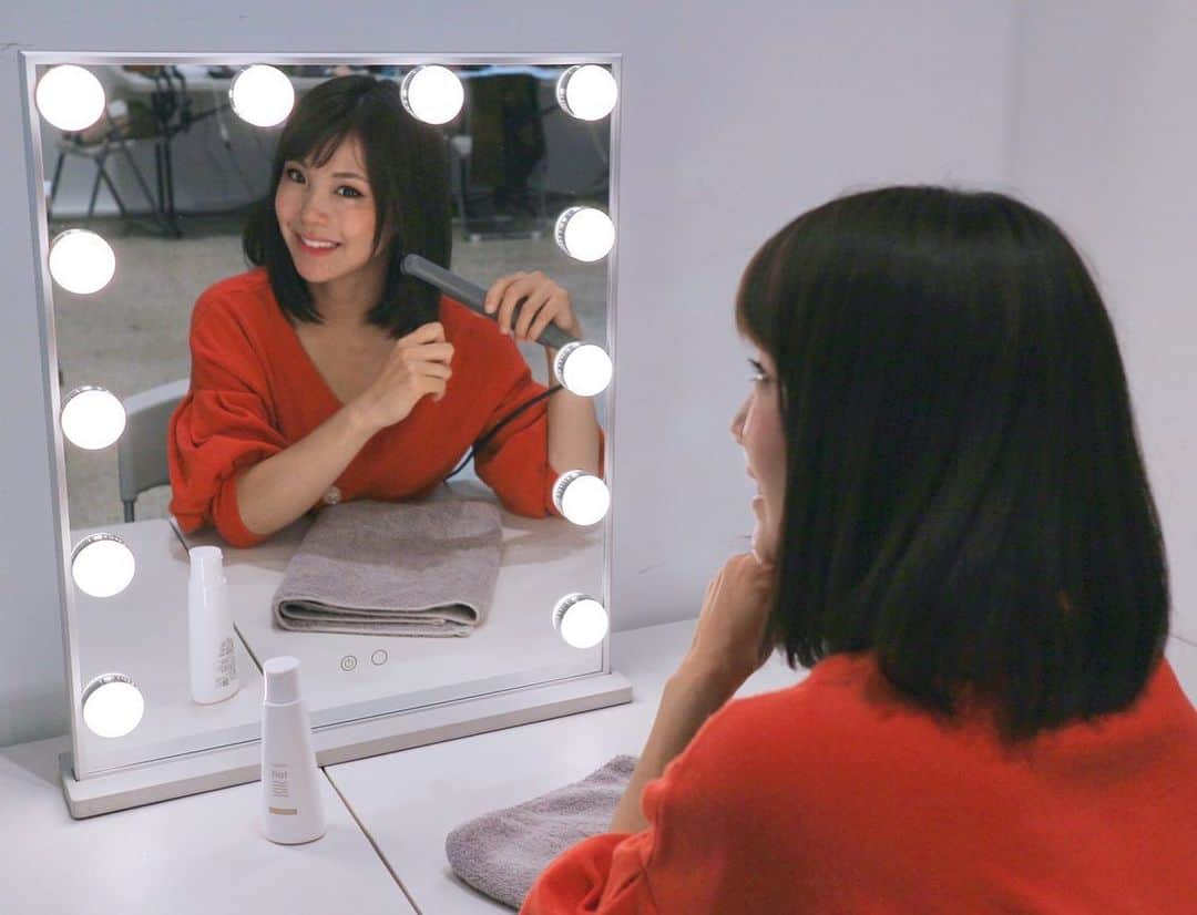 長谷川真美さんのインスタグラム写真 - (長谷川真美Instagram)「💇‍♀️✨ ・ 帽子好きなわたし💗 ・ 実はオシャレだけじゃなくて… 髪のくせ・うねりを 誤魔化すためでもあるんだ😭 ・ 毎朝忙しくて時間ないのに 髪の毛と格闘して結局帽子に頼る💔笑 同じ感じの人いるかな〜？💦 ・ エッセンシャル flat は くせ・うねり髪のことを 本気で考えた商品なんです！！！！ 商品体験会イベントに参加して 早速使ってみたのでレポ😆✨ ・ 私が使ったボリュームダウンの シャンプーとトリートメントは 素直で広がりにくいスタイルへ✌️ 泡立ち良く好きな香り💗 ・ くせ・うねりときほぐしセラムは ときほぐし成分を高濃度で配合した スペシャル美容液！！！ サラッとしたテクスチャーで ベトベトしないのに くせ・うねり髪も扱いやすくしてくれる商品😳✨ ・ バタバタな子育て中の朝の時間… 帽子に頼らずともあっという間に 髪の毛セットできるのは嬉しい😭 ・ LINE「flatヘアサロン」っていう サービスでは、LINEで気軽に くせ髪分析&お手入れ方法をチェック✨ ぜひ見てみてくださーい💗 ・ #くせ毛とflat #エッセンシャルflat #フラット #くせうねりときほぐしセラム #シャンプー #flat_PR」8月27日 20時41分 - maami.hase