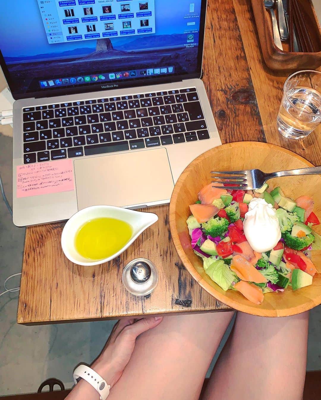 渋谷ゆりのインスタグラム：「#美肌 と#ダイエット のために、ドレッシングはなるべく#オリーブオイル ＋塩コショウにしてる🥗お店にオリーブオイルがない時はドレッシングを別皿で貰って、かける量を調整してます🙆‍♀️💞皆の今夜の夕飯は？ I always try to order olive oil with salt&pepper for salad. It’s good for #beautyskin and #diet :) what did you eat tonight ? 我平時吃沙拉的時候盡量點#橄欖油 加鹽為了#皮膚保養 和#減肥 ！你今晚吃什麼的？ #salad #沙拉 #サラダ #東京 #健身 #餐廳 #健康 #weightloss #workout #restaurant #カフェ #セミベジタリアン #semivegetarian #筋トレ女子 #美脚 #美腿 #fincバンド #ジム #パーソナルトレーナー #tokyo #cafeintokyo」