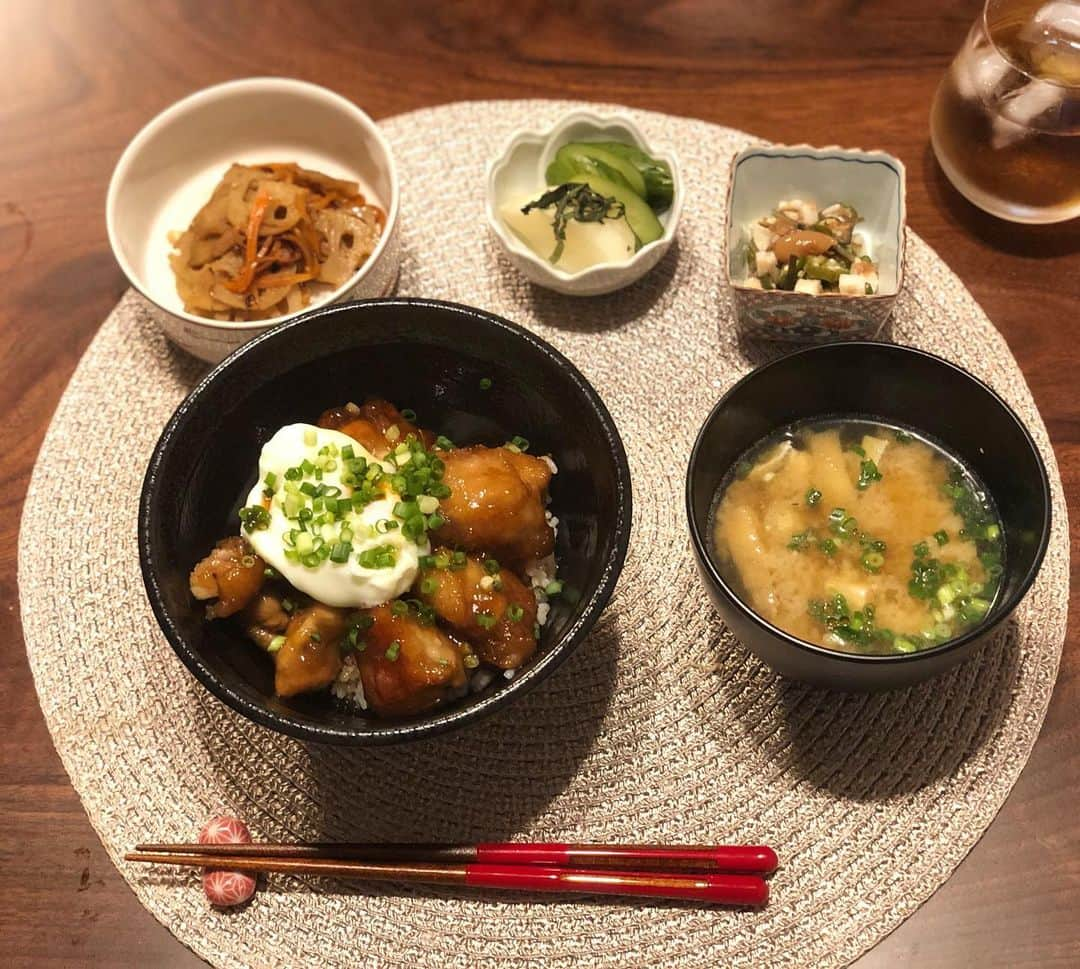 月央和沙さんのインスタグラム写真 - (月央和沙Instagram)「うちの晩ごはん👆🏻✨ 今日は丼 .  #鶏もも肉の甘酢丼 #温玉のせ #れんこんのきんぴら #記録 #褒められると #調子にのるタイプです」8月27日 20時48分 - kazusa_tsukio