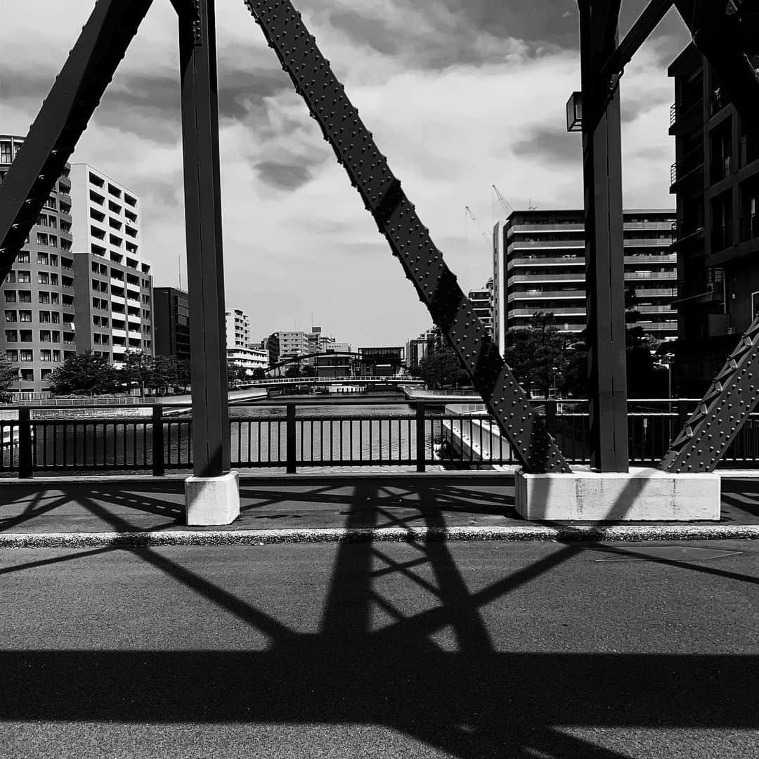 naotakeのインスタグラム：「橋 - Bridges / iPhone XR + Snapseed, 20190828 . . 会社の飲み会。お世話になった方々とお話するのが楽しい。 . . #royalsnappingartists #infamous_family #rsa_main #infinity_photo_cult #2_fineart #jp_gallery #jp_gallery_bnw #trb_bnw #wp_bnw  #bnw_life #bnwlife_member #bnw_life_shots #bnw_captures #world_bnw #top_bnw #team_jp_ #team_jp_モノクロ #ig_energy_bw #ig_nihon #streetphotographybnw #igersjp #blackandwhite #bnw #bnwphoto #monochrome #bw #bnwphotography #ShotOniPhone #shotoniphoneXR」