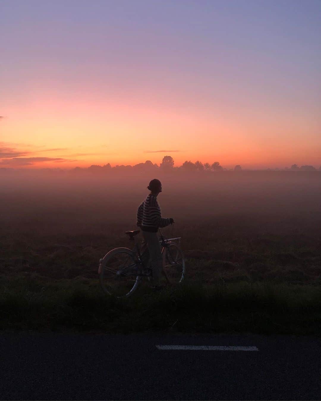 Our Food Storiesさんのインスタグラム写真 - (Our Food StoriesInstagram)「Pure Sweden Magic 💫✨🇸🇪 What a wonderful bike tour through the fog it was yesterday night. We are on our way back to Berlin now for some exciting productions but we are already looking forward to be back soon and to start with renovations at our house. Can’t wait to share more with you guys soon🤗 #ourfoodstories_travel  ____ #countrysideliving #countrysidelife #fellowmag #visitskåne #momentsofmine #summervibes #simplejoys #chasinglight #foggy #countrysidewalk #visitsweden #foggyday」8月27日 20時52分 - _foodstories_