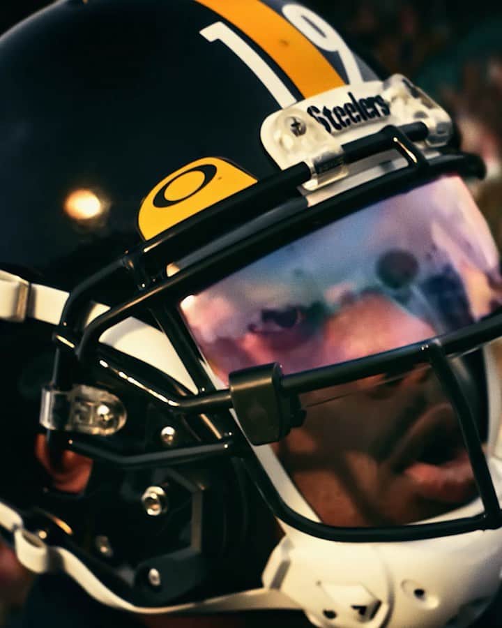 OAKLEYのインスタグラム：「What a wonderful world.🎵🏈 Proud to be an official on-field partner of the @NFL. #OakleyPrizm」