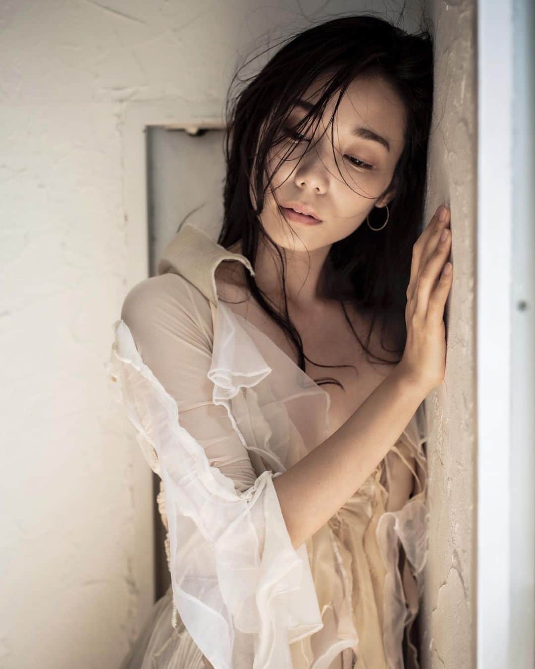 ARAKI SHIROのインスタグラム：「rainy night .. . . . ph @ume_enity  md @kana_kuraki  costume by me . . . #ARAKISHIRO#FUKUOKA#portrait#portraitphotography#photography#costume#costumedesign#fashion#fashionphotography#couture#hautecouture#contemporaryart#darkbeauty#model#pr0ject_soul#pr0ject_uno#humanedge#theportraitpr0ject#portraitmood#sombrebeiegs#sombresociety#_bodyart_#福岡#ポートレート#モデル#衣装#コスチューム#ドレス#アラキシロウ」