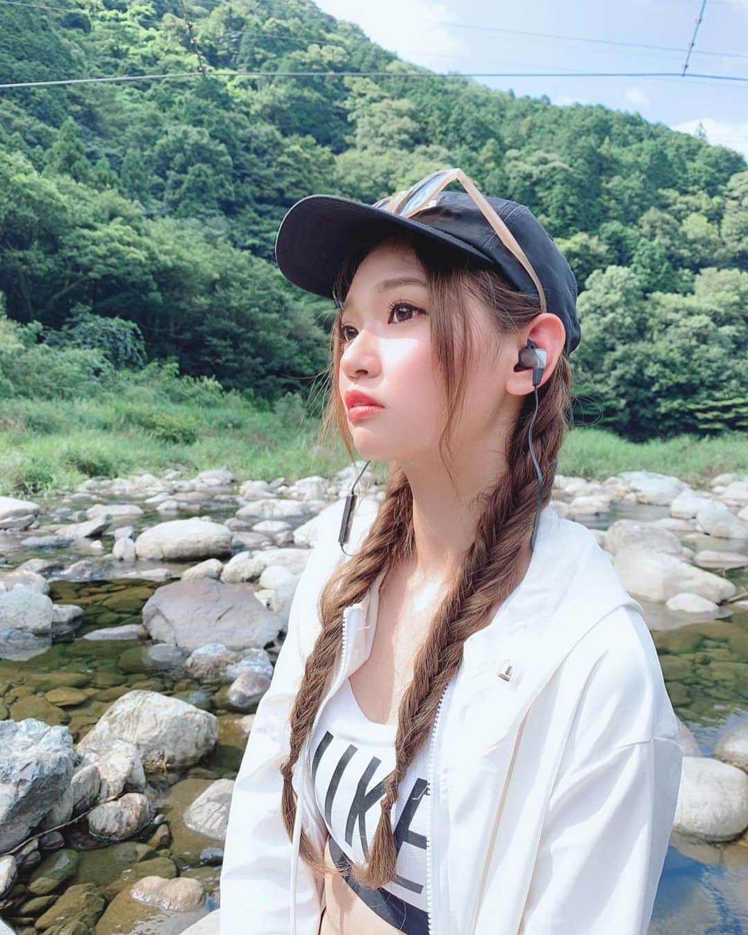 いっちゃん/嶋津 いつみのインスタグラム：「. . 新しいワイヤレスイヤホン🎧をゲット🌿✨ . . . . . @mpow_jp  エムポー っていうやつ🙋🏼‍♀️⭐️ . . . . 完全防水やから 移動の時だけじゃなくて 川遊びやら海行くときやらも 連れて行ってる❤️ . . . . あと…ほかのイヤホンに比べて 電池の消費が遅い気がする🤔💨 . . 電池なくなってもちょっと充電するだかで 割とすぐ復活してくれるし 移動多くてズボラな私にはめっちゃ便利😂💕 . . . . . . あ。ちなみにこの写真のあと 滑って川にはまりました🏃‍♂️💦 . . 家族で行ってたんやけど 妹はずっとコケてたしw パパはみんなの身荷物を川にはめるし 爆笑しすぎてしんどかった🤣🤣🤣 . . . . . . #関西  #関西サロモ  #サロンモデル #サロモ #いっちゃん  #フリーモデル #関西モデル  #あざといっちゃん #かわいっちゃん #いっちゃんコーデ #ブライダルモデル #アレンジモデル #ヘアカラー  #ヘアアレンジ #ootd #撮影依頼受付中 . . . . . . .  8月9月のお仕事依頼受付中です🧚🏻‍♀️💜」