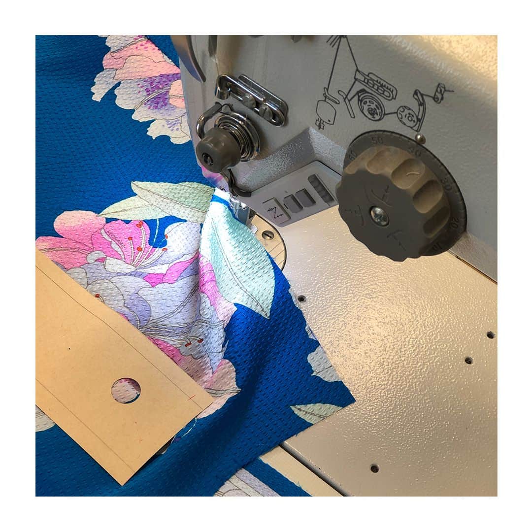 レオナールさんのインスタグラム写真 - (レオナールInstagram)「Shades of pink delicately blooming on deep blue fabrics compose the new #LeonardFW19 collection.  #newcollection #leonardparis  leonardparis.com」8月27日 20時59分 - leonardparis