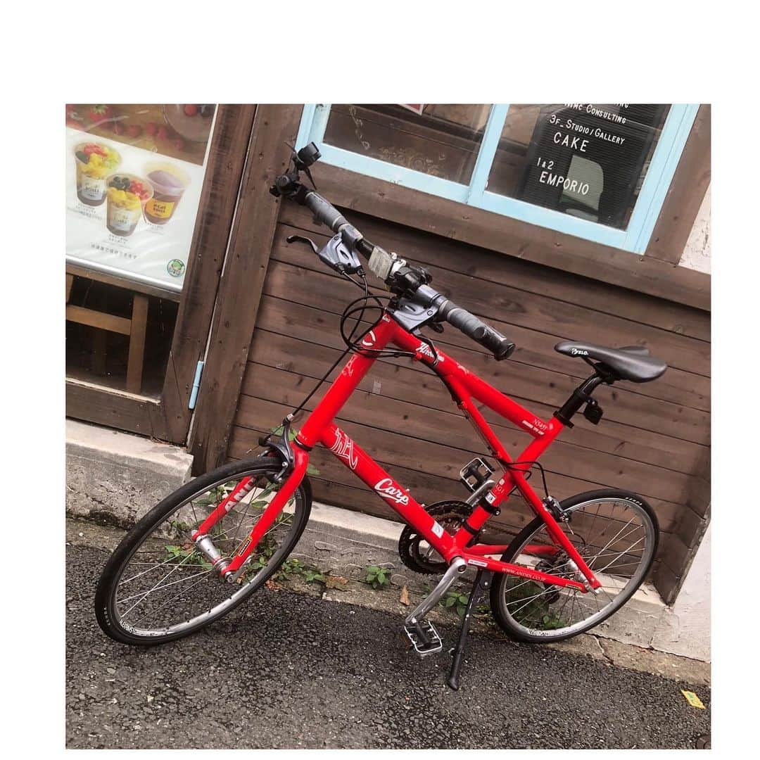 古田ちさこさんのインスタグラム写真 - (古田ちさこInstagram)「🚲♡ 今日の撮影は学大のスタジオだったのですがゲリラ豪雨も止んだしカープサイクルで行ってみました🎶 ミニベロはこまわりがきくので街こぎに本当向いてるよね🐒✨ 東京と千葉県を中心に16店舗展開している美容室、orange popさんの撮影🍊 以前から何度かお世話になっていて、いまだに声をかけていただけてありがたいです☺️ 担当のふかせさん @y_fukase もお久しぶり✨ 誉め殺し有難うございました😂 最後の写真はおそらくボツ写真。笑笑 . #カープ自転車#nagibike#カープコラボ#carp#nagi #自転車のある風景#自転車のある暮らし#ミニベロ#ミニベロ女子#カープ女子#minivelo#cycle#サロンモデル#サロモ#サロンモデル東京#hairmodel#hairstyles#秋ヘア#rosarymoon#ロザリームーン#aulaaila#アウラアイラ#ヘアモデル#shooting#ヘア撮影#ミニベロのある風景#bikegirl#学大#学芸大学カフェ#studiocake」8月27日 20時59分 - chisakofuruta