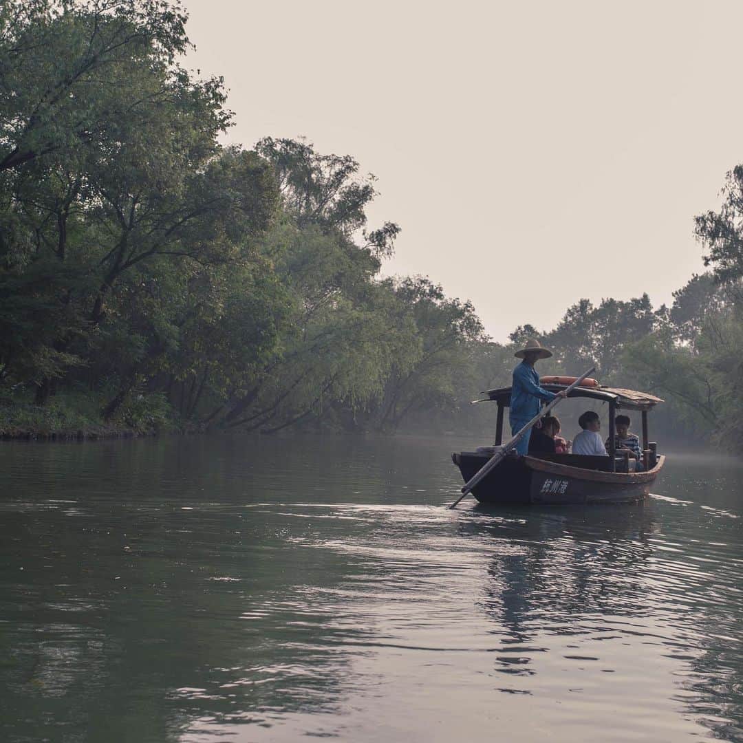 Naomiさんのインスタグラム写真 - (NaomiInstagram)「#杭州に出逢う  西渓湿地公園で手漕ぎボート。 龍井茶を飲みながら、食事をしながら、日が暮れるまでのんびりと贅沢な時間。  @visit_hangzhou #杭州 #杭州旅行」8月27日 21時02分 - nao1223