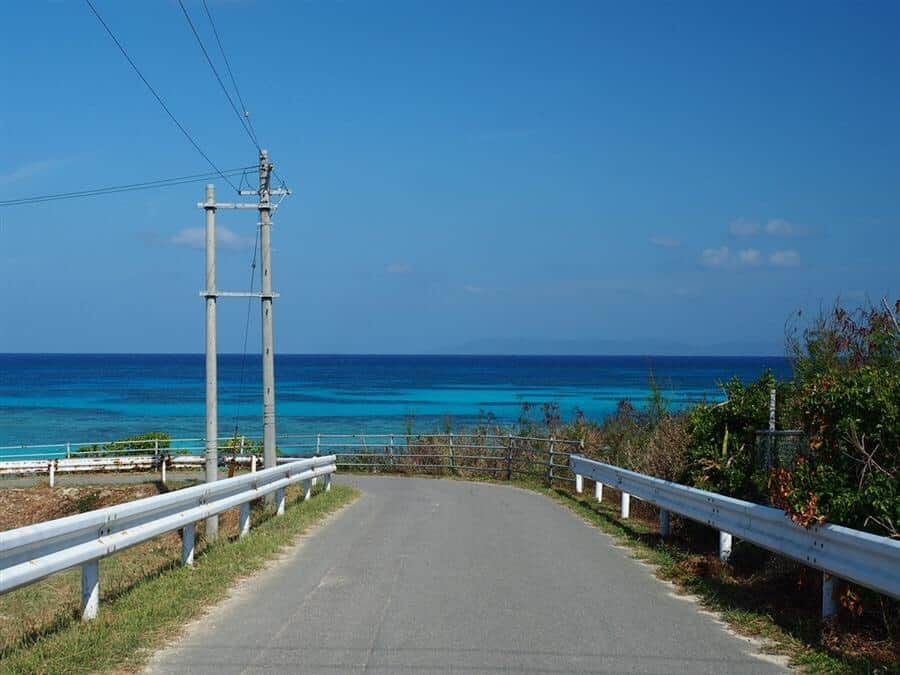 現地発信の旅行サイト「たびらい」のインスタグラム：「【沖縄・波照間島】波照間島（はてるまじま）で体験したい、のんびりサイクリングの旅。一面にサトウキビ畑や波照間ブルーに輝く海、島に住むヤギたちと遭遇したり…。ここで出会える風景に、目も心も癒されることでしょう。⠀ :⠀ #たびらい #tabirai #たびらい沖縄 #沖縄 #ローカル旅行 #旅行好きな人と繋がりたい #travelgram #旅行 #女子旅 #travel #旅行好き #沖縄県 #離島 #okinawatrip #波照間島 #okinawa #japan #島旅 #lovejapan #海 #sightseeing #summer #沖縄病 #波照間 #沖縄好き #沖縄の海 #沖縄観光 #青い海 #沖縄好きな人と繋がりたい #初めての沖縄」