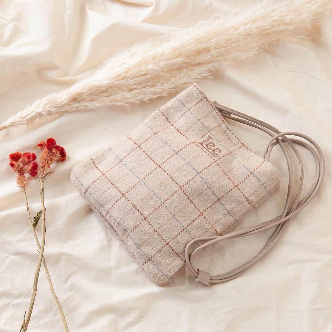 のインスタグラム：「Lee×SMIRNASLI 3pocket Shoulder . 大人気Leeコラボから デイリー使いにちょうどいい ショルダーが登場❤︎ 入荷した店頭でも大人気！ . color O.wh/Blue/Brown/Beige キャンバス、デニム生地も😊 . . #SMIRNASLI #lee #newarrival #コラボ」
