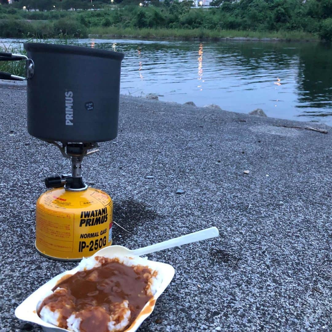 IKEさんのインスタグラム写真 - (IKEInstagram)「あきる野市、雨間の川でアウトドア  カレー食べてギター弾いて釣りをした。  贅沢な時間だった。  タックル間違えてベイトロッドにスピニングリール持ってきちゃったw  スプーンでアタリはもらった。  釣れなかったけど、なんかいた。  またリベンジにこよう🎣」8月27日 21時06分 - ike1984official