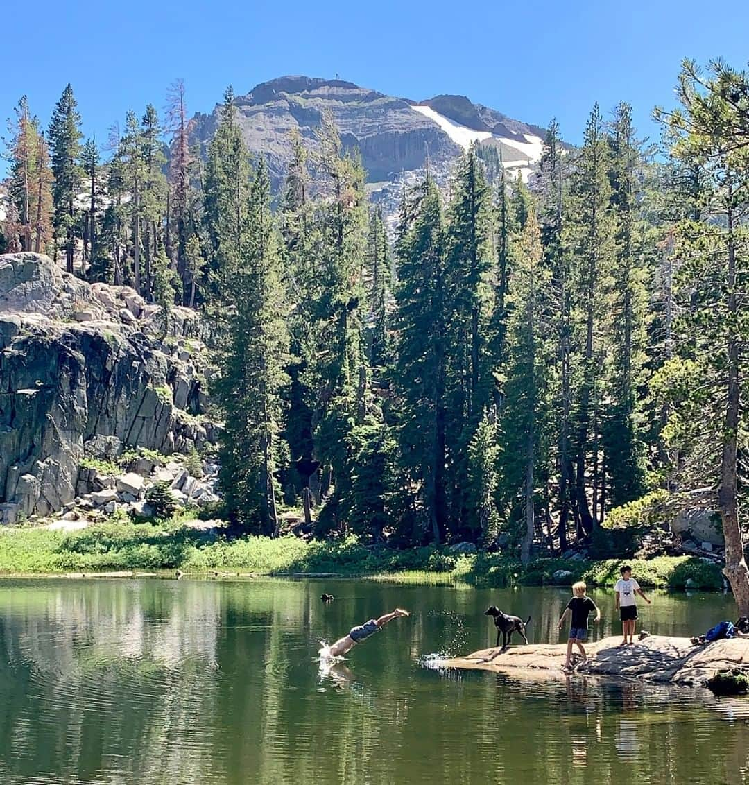 L.L.Beanさんのインスタグラム写真 - (L.L.BeanInstagram)「L.L.Bean employee Dan T. dove into his #BeanOutsider goal of spending more time outside in this Sierra Nevada mountain pond. . . . . #mountains #swimming #swimminghole」8月27日 21時20分 - llbean