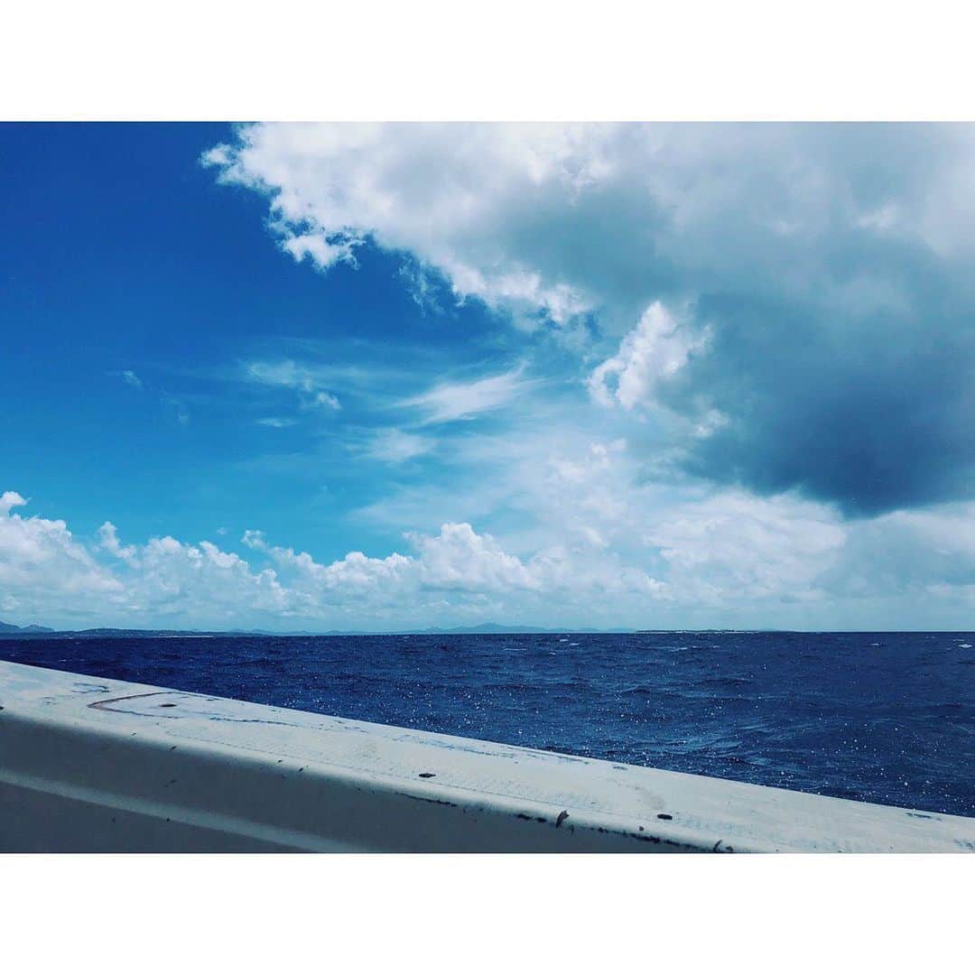石川恋さんのインスタグラム写真 - (石川恋Instagram)「撮影で沖縄の伊江島に1週間ほど滞在していました🌺 朝日も夕日も星も、海も山も！ 全てがとても綺麗で、毎日自然からたくさんパワーをもらっていました。 何より島で出会った方々が本当に優しくて暖かくて、、！ 伊江島で過ごした日々はこの夏の宝物になりました☺️💜 . 様々な土地で、丁寧に時間をかけて撮っている作品がもう少しで終わってしまうのは寂しいですが、最後まで頑張ります🌴✨✨#沖縄 #伊江島 #湧出展望台 #城山」8月27日 21時15分 - ren_ishikawa