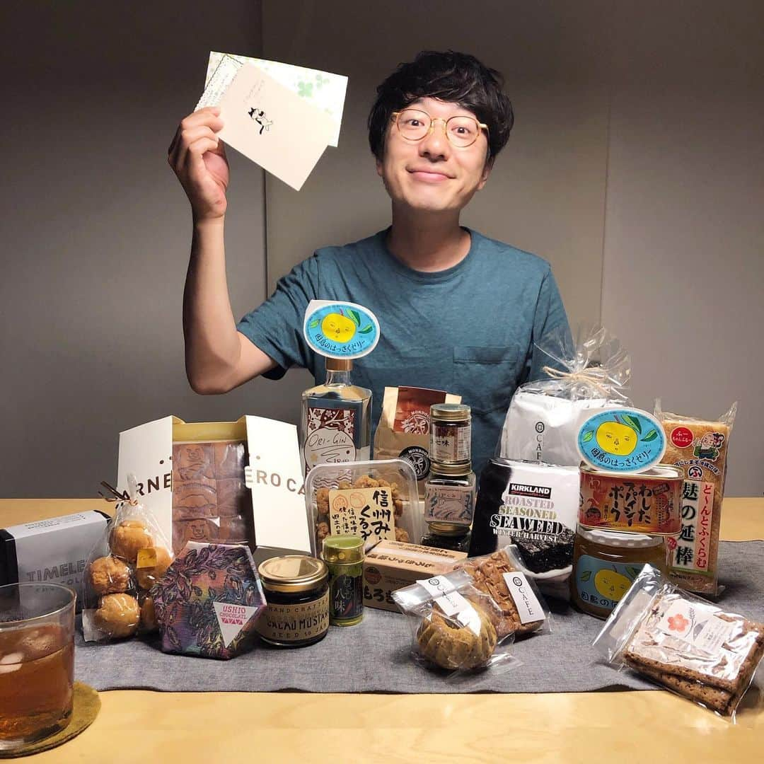 みわこさんのインスタグラム写真 - (みわこInstagram)「＊ わたしが沖縄から持って帰ってきたいろんな食べ物と 日曜日にお話し会で持たせて頂いたおやつや お手紙を並べて、記念にパシャリ☺️🤓📸♡ おいしくいただきますね〜ありがとうございました！」8月27日 21時18分 - meganeandmiwa