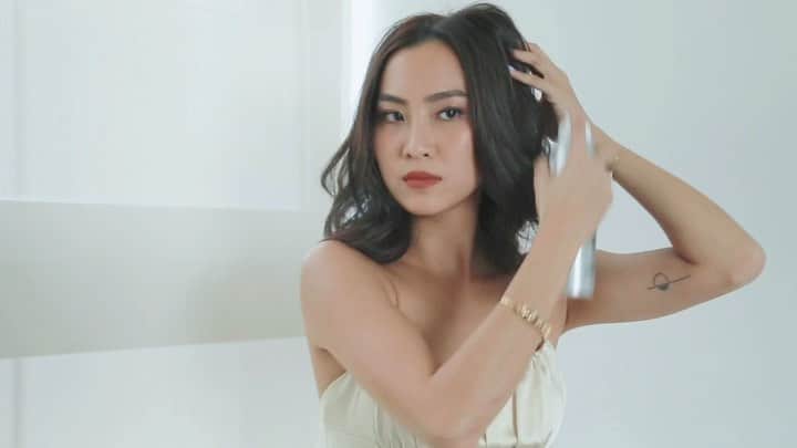 ソニアのインスタグラム：「With my crazy schedule, I’m all about saving time. BUT that doesn’t mean I leave the house with crappy looking hair!! 🤪 . I get my hair styled in literally 10 mins with the Dyson Airwrap. First, ensure your hair is about 80% dry after your shower. My hair magically wraps around the barrels thanks to the Coanda effect - it creates a spinning votex of air around the barrel that gently attracts and curls my tresses! . Change up your look by switching barrel sizes for different occasions. I know a lot of us find it challenging to style shoulder length hair especially cos our locks just don’t seem to behave! I realise that my curls do last the whole day though, and even though there’s some heat involved, it doesn’t damage my hair at all cos of it’s game changing technology. You gotta get your hands on this 👯  #DysonAirwrap #sp」