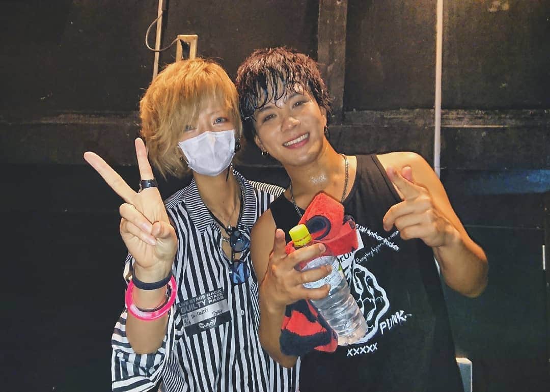 杉浦アヤカさんのインスタグラム写真 - (杉浦アヤカInstagram)「Dr.UNDYのSHINくんのbirthdayLIVE🎸！鬼熱かった…今回もスタイリストとしてアウターを用意したんだけどめちゃくちゃ似合ってた。SHINくんは本当に性別関係なしに人を人としてちゃんと見てくれるかけがえのない仲間。最高に男前だった。誕生日おめでとうございます🎂✨」8月27日 21時25分 - sugiurayk