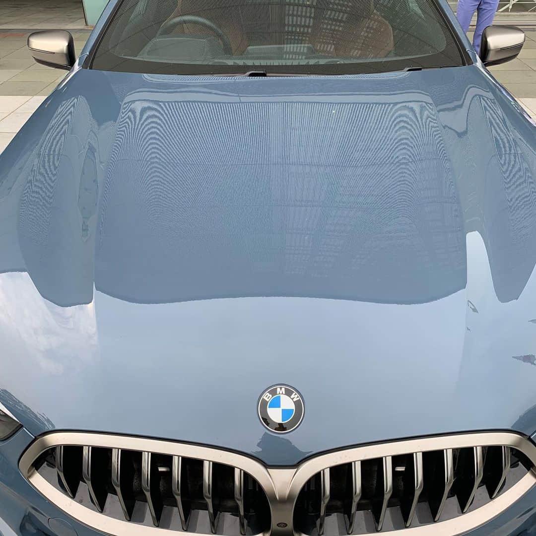 MEN'S EX 男性総合ファッション誌『メンズ・イーエックス』公式アカウントさんのインスタグラム写真 - (MEN'S EX 男性総合ファッション誌『メンズ・イーエックス』公式アカウントInstagram)「@bmwjapan @bmw  国内モデルとして初めて、「ハンズ・オフ機能付き渋滞運転支援機能」を搭載した車両の開発が完了！  #BMW 3シリーズ、8シリーズクーペ、8シリーズ カブリオレ、X5 に随時搭載予定。  渋滞時の疲労軽減を目的とするこの機能を搭載した新車で、早速首都高を走行！ 現在使用可能な道路は高速道路と首都高のみだが、ACC機能走行中に前走車がいて、かつ時速60km/h 以下の場合には、ハンズフリーで自動走行ができる！  アクセルもブレーキも踏まずハンドルも握らない、、、という状態は慣れないと少し怖いようで、慣れたら簡単というか超快適！ ゴルフ帰りの渋滞などには最高の機能だ。しかもカメラで目の動きが認識されていて、5秒以上目を瞑ると警告音が鳴るなど、居眠り運転防止的な賢い機能も搭載！  もっと長時間運転の高速で試してみたいところ！  #bmw #handsfree #activecruisecontrol」8月27日 21時28分 - mens_ex