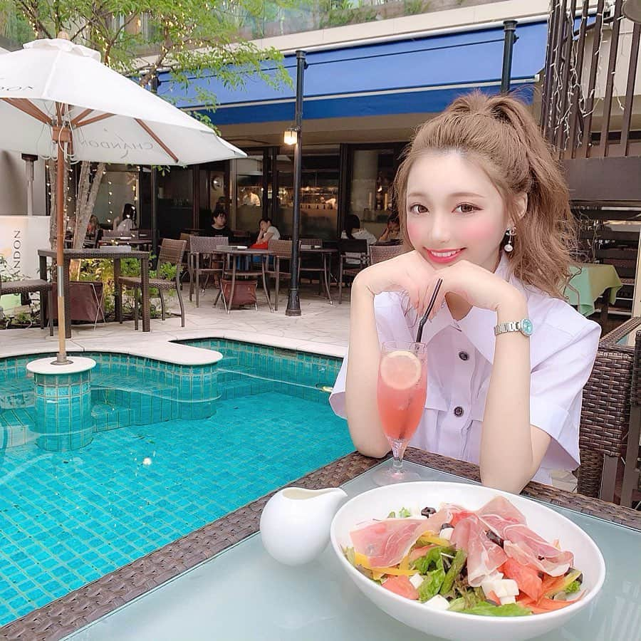 あやちゃんさんのインスタグラム写真 - (あやちゃんInstagram)「オールバックポニーテール😎 割と勇気いるよね🤣 347カフェいってきた💕 テラス席はプールがあってめっちゃオシャレだからたまにくる☺️💙 オススメだよ✨💋 #347cafe #347カフェ #渋谷カフェ #カフェテラス #プール #カフェ巡り #オシャレカフェ #オールバック #ポニーテール #サラダボウル #サラダランチ #渋谷ランチ #東京カフェ #今日のコーデ #ファッション」8月27日 21時30分 - aya.you.love.r