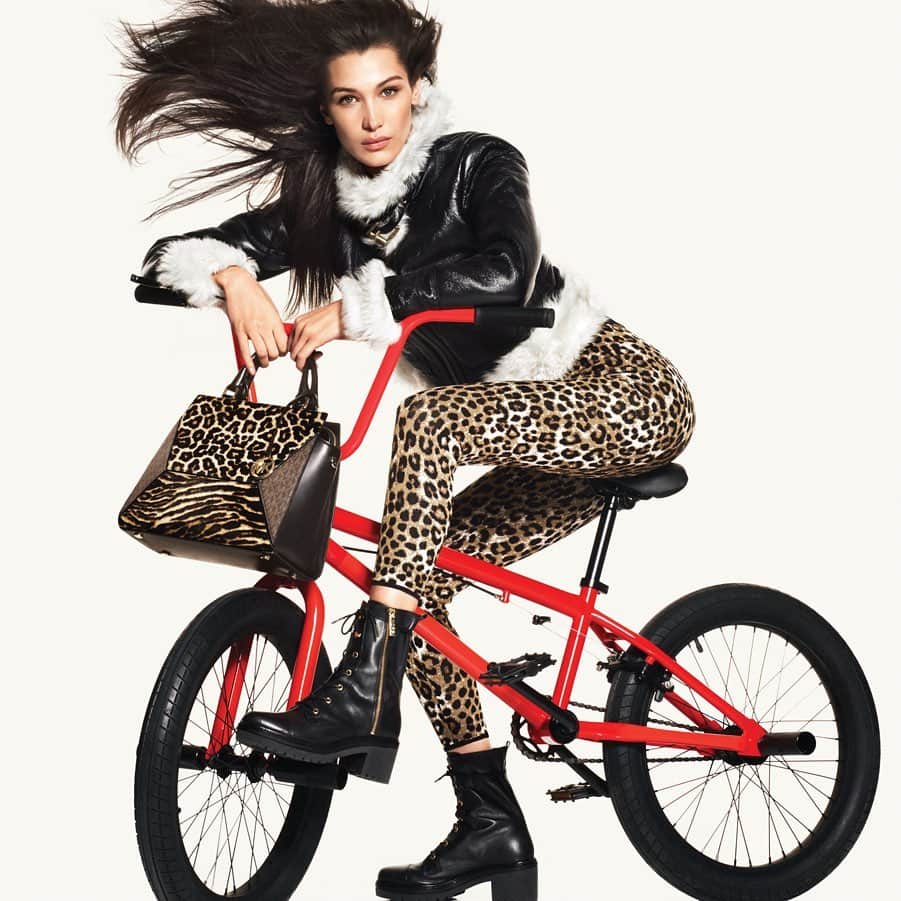 マイケルコースさんのインスタグラム写真 - (マイケルコースInstagram)「Cheetah girl: @BellaHadid and our Prism satchel.  #MichaelKors」8月27日 21時31分 - michaelkors
