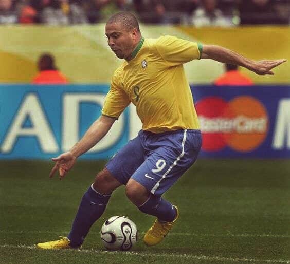 のインスタグラム：「R9⚡️ @cbf_futebol 🇧🇷 . . . . #ronaldolima #phenomenal #r9 #brazil #ronaldo9 #futebol #futebolarte #copadomundo #r10 #fenomeno  #jogabonito」